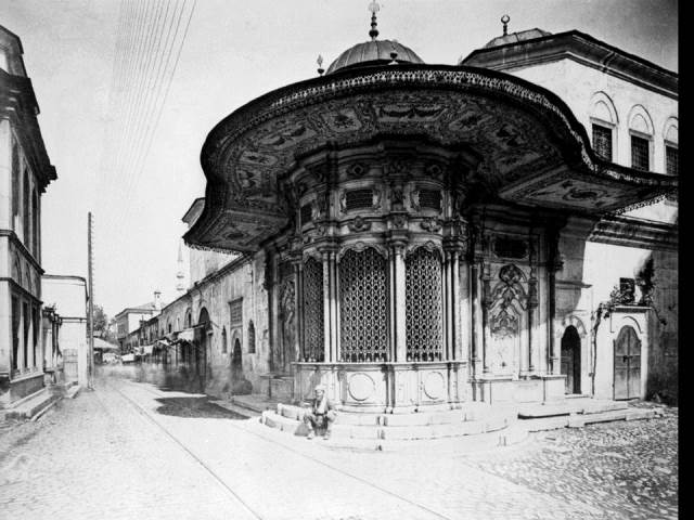 II. Abdülhamid, Osmanlı İmparatorluğu'nun 34. padişahı ve 113. İslam halifesidir. Bunalımlı bir dönemde tahta çıkan Abdülhamid, Batı'ya karşı dengeci, Doğu'ya karşı İslamcı politikalar izlemiş, ülke içinde mutlakiyeti güçlendirmiştir.Bu dönmede çekilmiş olan çeşmeler fotoğraf albümü İstanbul Tarih farkıyla arşivlerden çıkarılıp sizlere sunulmuştur.