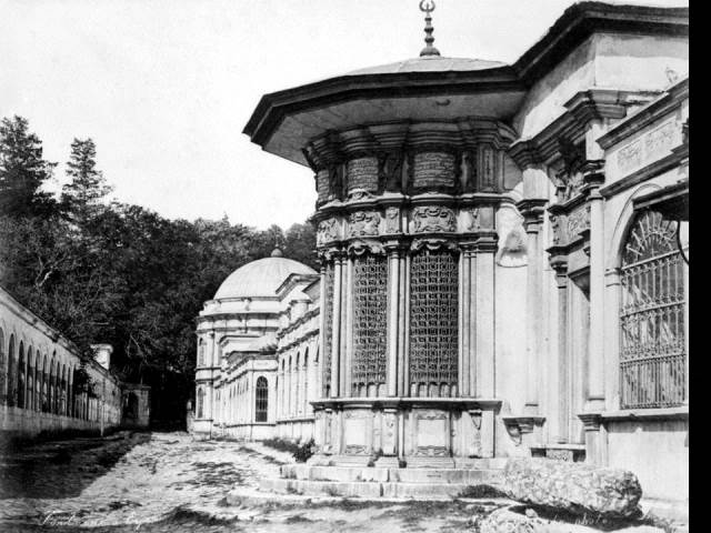 II. Abdülhamid, Osmanlı İmparatorluğu'nun 34. padişahı ve 113. İslam halifesidir. Bunalımlı bir dönemde tahta çıkan Abdülhamid, Batı'ya karşı dengeci, Doğu'ya karşı İslamcı politikalar izlemiş, ülke içinde mutlakiyeti güçlendirmiştir.Bu dönmede çekilmiş olan çeşmeler fotoğraf albümü İstanbul Tarih farkıyla arşivlerden çıkarılıp sizlere sunulmuştur.