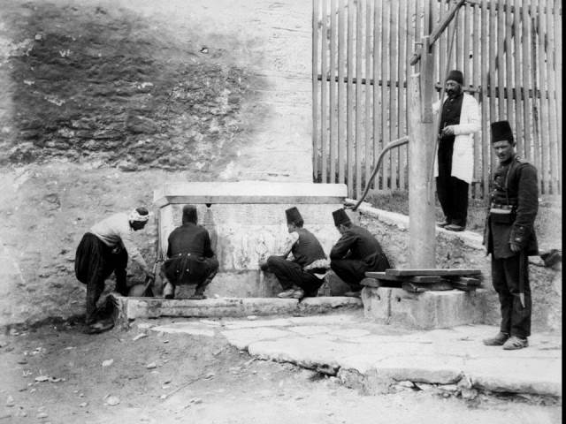 II. Abdülhamid, Osmanlı İmparatorluğu'nun 34. padişahı ve 113. İslam halifesidir. Bunalımlı bir dönemde tahta çıkan Abdülhamid, Batı'ya karşı dengeci, Doğu'ya karşı İslamcı politikalar izlemiş, ülke içinde mutlakiyeti güçlendirmiştir.Bu dönmede çekilmiş olan çeşmeler fotoğraf albümü İstanbul Tarih farkıyla arşivlerden çıkarılıp sizlere sunulmuştur.