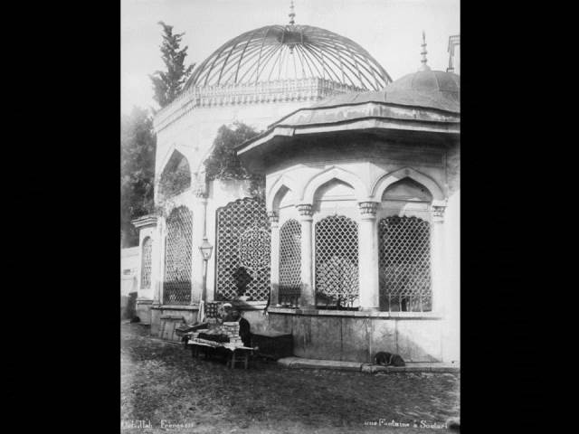 II. Abdülhamid, Osmanlı İmparatorluğu'nun 34. padişahı ve 113. İslam halifesidir. Bunalımlı bir dönemde tahta çıkan Abdülhamid, Batı'ya karşı dengeci, Doğu'ya karşı İslamcı politikalar izlemiş, ülke içinde mutlakiyeti güçlendirmiştir.Bu dönmede çekilmiş olan çeşmeler fotoğraf albümü İstanbul Tarih farkıyla arşivlerden çıkarılıp sizlere sunulmuştur.