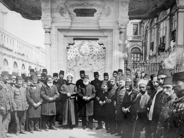 II. Abdülhamid, Osmanlı İmparatorluğu'nun 34. padişahı ve 113. İslam halifesidir. Bunalımlı bir dönemde tahta çıkan Abdülhamid, Batı'ya karşı dengeci, Doğu'ya karşı İslamcı politikalar izlemiş, ülke içinde mutlakiyeti güçlendirmiştir.Bu dönmede çekilmiş olan çeşmeler fotoğraf albümü İstanbul Tarih farkıyla arşivlerden çıkarılıp sizlere sunulmuştur.