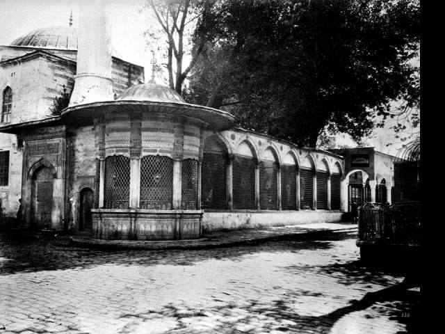 II. Abdülhamid, Osmanlı İmparatorluğu'nun 34. padişahı ve 113. İslam halifesidir. Bunalımlı bir dönemde tahta çıkan Abdülhamid, Batı'ya karşı dengeci, Doğu'ya karşı İslamcı politikalar izlemiş, ülke içinde mutlakiyeti güçlendirmiştir.Bu dönmede çekilmiş olan çeşmeler fotoğraf albümü İstanbul Tarih farkıyla arşivlerden çıkarılıp sizlere sunulmuştur.