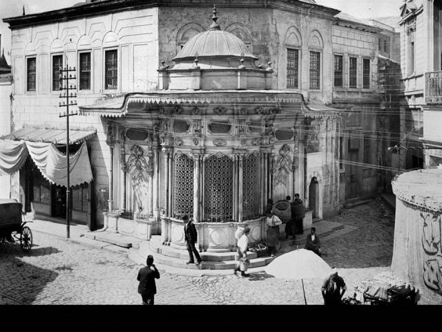 II. Abdülhamid, Osmanlı İmparatorluğu'nun 34. padişahı ve 113. İslam halifesidir. Bunalımlı bir dönemde tahta çıkan Abdülhamid, Batı'ya karşı dengeci, Doğu'ya karşı İslamcı politikalar izlemiş, ülke içinde mutlakiyeti güçlendirmiştir.Bu dönmede çekilmiş olan çeşmeler fotoğraf albümü İstanbul Tarih farkıyla arşivlerden çıkarılıp sizlere sunulmuştur.