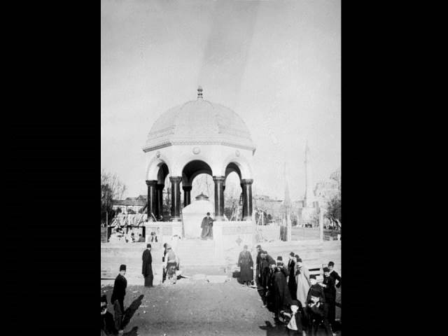 II. Abdülhamid, Osmanlı İmparatorluğu'nun 34. padişahı ve 113. İslam halifesidir. Bunalımlı bir dönemde tahta çıkan Abdülhamid, Batı'ya karşı dengeci, Doğu'ya karşı İslamcı politikalar izlemiş, ülke içinde mutlakiyeti güçlendirmiştir.Bu dönmede çekilmiş olan çeşmeler fotoğraf albümü İstanbul Tarih farkıyla arşivlerden çıkarılıp sizlere sunulmuştur.