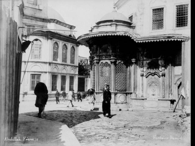 II. Abdülhamid, Osmanlı İmparatorluğu'nun 34. padişahı ve 113. İslam halifesidir. Bunalımlı bir dönemde tahta çıkan Abdülhamid, Batı'ya karşı dengeci, Doğu'ya karşı İslamcı politikalar izlemiş, ülke içinde mutlakiyeti güçlendirmiştir.Bu dönmede çekilmiş olan çeşmeler fotoğraf albümü İstanbul Tarih farkıyla arşivlerden çıkarılıp sizlere sunulmuştur.