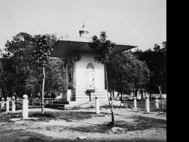 II. Abdülhamid, Osmanlı İmparatorluğu'nun 34. padişahı ve 113. İslam halifesidir. Bunalımlı bir dönemde tahta çıkan Abdülhamid, Batı'ya karşı dengeci, Doğu'ya karşı İslamcı politikalar izlemiş, ülke içinde mutlakiyeti güçlendirmiştir.Bu dönmede çekilmiş olan çeşmeler fotoğraf albümü İstanbul Tarih farkıyla arşivlerden çıkarılıp sizlere sunulmuştur.