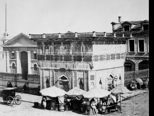 II. Abdülhamid, Osmanlı İmparatorluğu'nun 34. padişahı ve 113. İslam halifesidir. Bunalımlı bir dönemde tahta çıkan Abdülhamid, Batı'ya karşı dengeci, Doğu'ya karşı İslamcı politikalar izlemiş, ülke içinde mutlakiyeti güçlendirmiştir.Bu dönmede çekilmiş olan çeşmeler fotoğraf albümü İstanbul Tarih farkıyla arşivlerden çıkarılıp sizlere sunulmuştur.