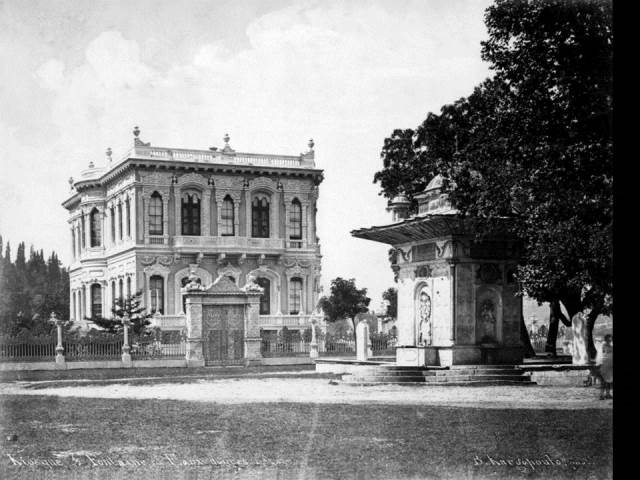II. Abdülhamid, Osmanlı İmparatorluğu'nun 34. padişahı ve 113. İslam halifesidir. Bunalımlı bir dönemde tahta çıkan Abdülhamid, Batı'ya karşı dengeci, Doğu'ya karşı İslamcı politikalar izlemiş, ülke içinde mutlakiyeti güçlendirmiştir.Bu dönmede çekilmiş olan çeşmeler fotoğraf albümü İstanbul Tarih farkıyla arşivlerden çıkarılıp sizlere sunulmuştur.