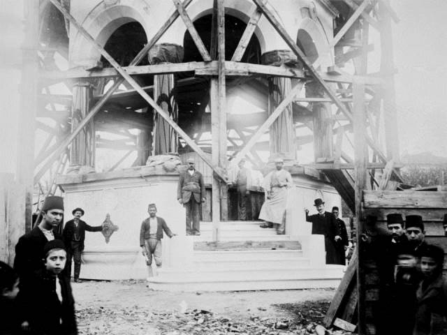 II. Abdülhamid, Osmanlı İmparatorluğu'nun 34. padişahı ve 113. İslam halifesidir. Bunalımlı bir dönemde tahta çıkan Abdülhamid, Batı'ya karşı dengeci, Doğu'ya karşı İslamcı politikalar izlemiş, ülke içinde mutlakiyeti güçlendirmiştir.Bu dönmede çekilmiş olan çeşmeler fotoğraf albümü İstanbul Tarih farkıyla arşivlerden çıkarılıp sizlere sunulmuştur.
