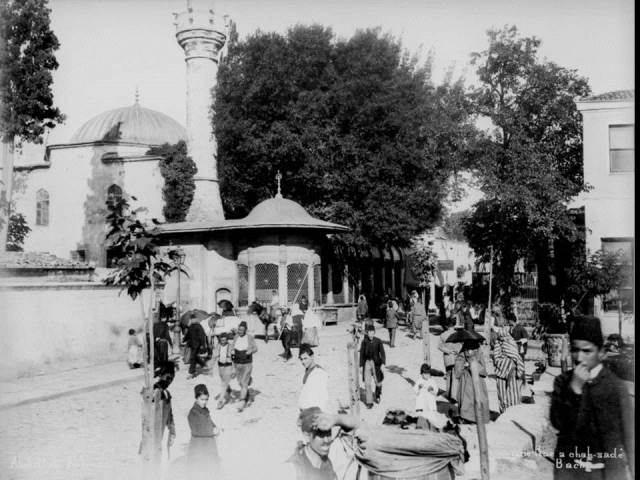 II. Abdülhamid, Osmanlı İmparatorluğu'nun 34. padişahı ve 113. İslam halifesidir. Bunalımlı bir dönemde tahta çıkan Abdülhamid, Batı'ya karşı dengeci, Doğu'ya karşı İslamcı politikalar izlemiş, ülke içinde mutlakiyeti güçlendirmiştir.Bu dönmede çekilmiş olan çeşmeler fotoğraf albümü İstanbul Tarih farkıyla arşivlerden çıkarılıp sizlere sunulmuştur.