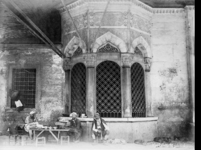 II. Abdülhamid, Osmanlı İmparatorluğu'nun 34. padişahı ve 113. İslam halifesidir. Bunalımlı bir dönemde tahta çıkan Abdülhamid, Batı'ya karşı dengeci, Doğu'ya karşı İslamcı politikalar izlemiş, ülke içinde mutlakiyeti güçlendirmiştir.Bu dönmede çekilmiş olan çeşmeler fotoğraf albümü İstanbul Tarih farkıyla arşivlerden çıkarılıp sizlere sunulmuştur.