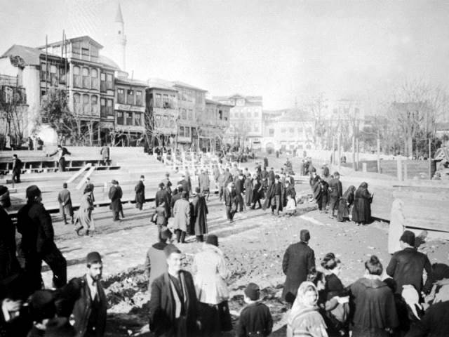 II. Abdülhamid, Osmanlı İmparatorluğu'nun 34. padişahı ve 113. İslam halifesidir. Bunalımlı bir dönemde tahta çıkan Abdülhamid, Batı'ya karşı dengeci, Doğu'ya karşı İslamcı politikalar izlemiş, ülke içinde mutlakiyeti güçlendirmiştir.Bu dönmede çekilmiş olan çeşmeler fotoğraf albümü İstanbul Tarih farkıyla arşivlerden çıkarılıp sizlere sunulmuştur.