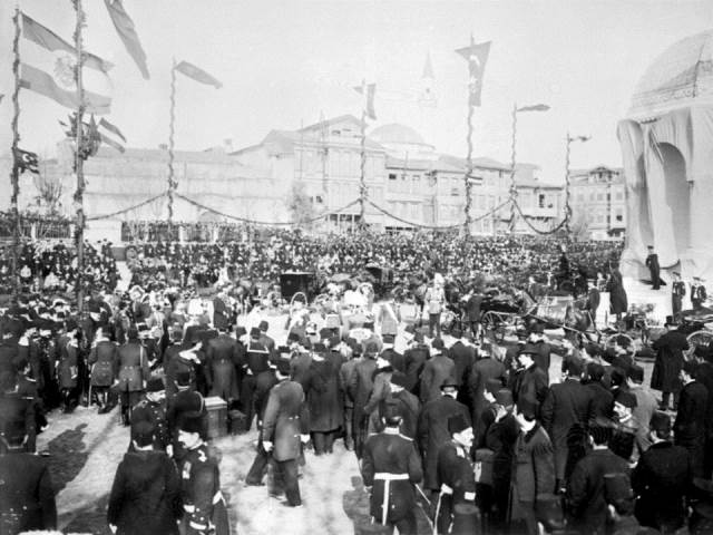 II. Abdülhamid, Osmanlı İmparatorluğu'nun 34. padişahı ve 113. İslam halifesidir. Bunalımlı bir dönemde tahta çıkan Abdülhamid, Batı'ya karşı dengeci, Doğu'ya karşı İslamcı politikalar izlemiş, ülke içinde mutlakiyeti güçlendirmiştir.Bu dönmede çekilmiş olan çeşmeler fotoğraf albümü İstanbul Tarih farkıyla arşivlerden çıkarılıp sizlere sunulmuştur.