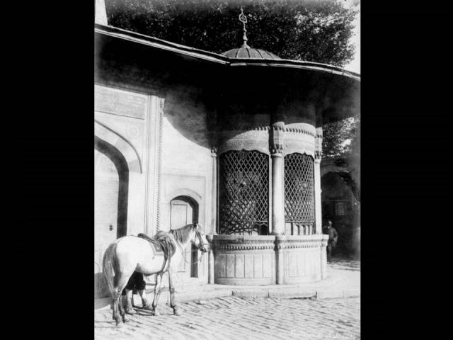 II. Abdülhamid, Osmanlı İmparatorluğu'nun 34. padişahı ve 113. İslam halifesidir. Bunalımlı bir dönemde tahta çıkan Abdülhamid, Batı'ya karşı dengeci, Doğu'ya karşı İslamcı politikalar izlemiş, ülke içinde mutlakiyeti güçlendirmiştir.Bu dönmede çekilmiş olan çeşmeler fotoğraf albümü İstanbul Tarih farkıyla arşivlerden çıkarılıp sizlere sunulmuştur.