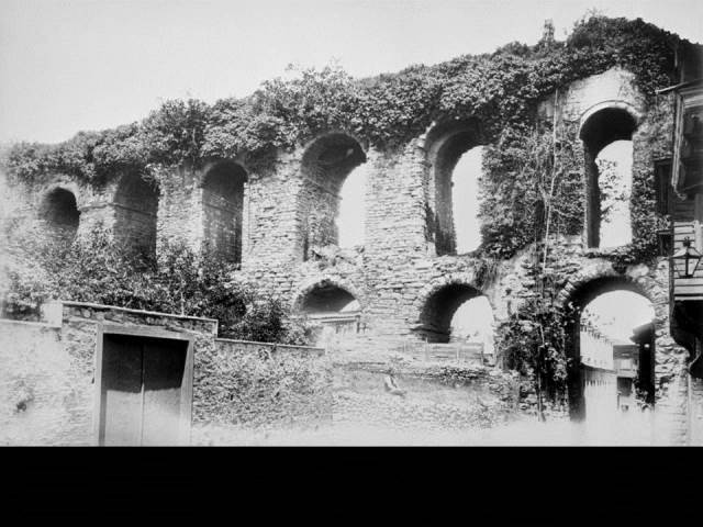 II. Abdülhamid, Osmanlı İmparatorluğu'nun 34. padişahı ve 113. İslam halifesidir. Bunalımlı bir dönemde tahta çıkan Abdülhamid, Batı'ya karşı dengeci, Doğu'ya karşı İslamcı politikalar izlemiş, ülke içinde mutlakiyeti güçlendirmiştir.Bu dönmede çekilmiş olan çeşmeler fotoğraf albümü İstanbul Tarih farkıyla arşivlerden çıkarılıp sizlere sunulmuştur.