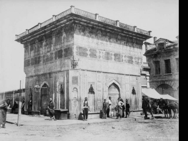 II. Abdülhamid, Osmanlı İmparatorluğu'nun 34. padişahı ve 113. İslam halifesidir. Bunalımlı bir dönemde tahta çıkan Abdülhamid, Batı'ya karşı dengeci, Doğu'ya karşı İslamcı politikalar izlemiş, ülke içinde mutlakiyeti güçlendirmiştir.Bu dönmede çekilmiş olan çeşmeler fotoğraf albümü İstanbul Tarih farkıyla arşivlerden çıkarılıp sizlere sunulmuştur.