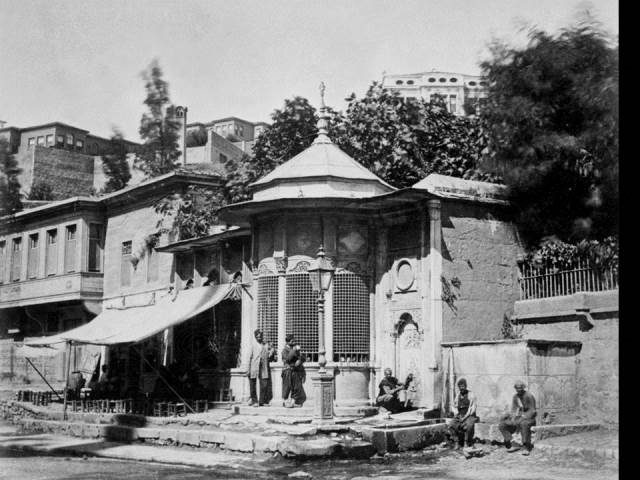 II. Abdülhamid, Osmanlı İmparatorluğu'nun 34. padişahı ve 113. İslam halifesidir. Bunalımlı bir dönemde tahta çıkan Abdülhamid, Batı'ya karşı dengeci, Doğu'ya karşı İslamcı politikalar izlemiş, ülke içinde mutlakiyeti güçlendirmiştir.Bu dönmede çekilmiş olan çeşmeler fotoğraf albümü İstanbul Tarih farkıyla arşivlerden çıkarılıp sizlere sunulmuştur.