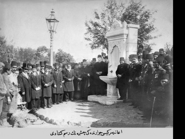 II. Abdülhamid, Osmanlı İmparatorluğu'nun 34. padişahı ve 113. İslam halifesidir. Bunalımlı bir dönemde tahta çıkan Abdülhamid, Batı'ya karşı dengeci, Doğu'ya karşı İslamcı politikalar izlemiş, ülke içinde mutlakiyeti güçlendirmiştir.Bu dönmede çekilmiş olan çeşmeler fotoğraf albümü İstanbul Tarih farkıyla arşivlerden çıkarılıp sizlere sunulmuştur.