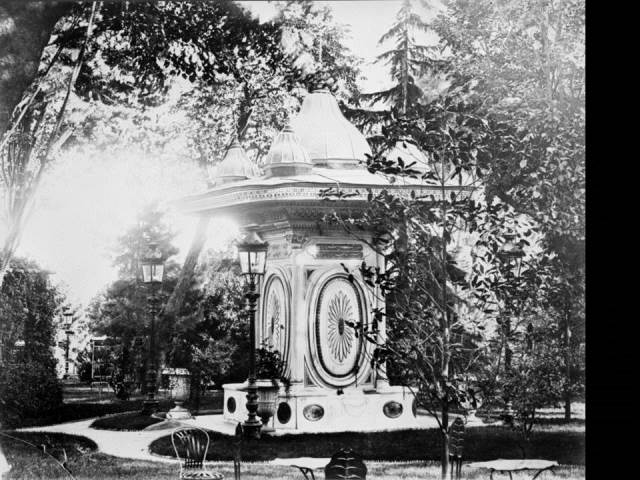 II. Abdülhamid, Osmanlı İmparatorluğu'nun 34. padişahı ve 113. İslam halifesidir. Bunalımlı bir dönemde tahta çıkan Abdülhamid, Batı'ya karşı dengeci, Doğu'ya karşı İslamcı politikalar izlemiş, ülke içinde mutlakiyeti güçlendirmiştir.Bu dönmede çekilmiş olan çeşmeler fotoğraf albümü İstanbul Tarih farkıyla arşivlerden çıkarılıp sizlere sunulmuştur.