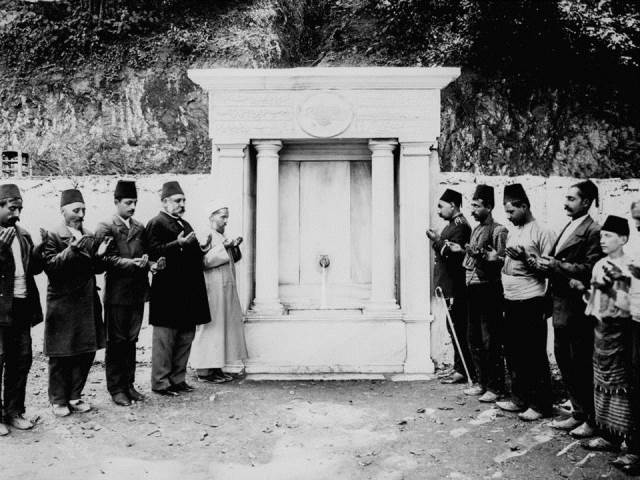 II. Abdülhamid, Osmanlı İmparatorluğu'nun 34. padişahı ve 113. İslam halifesidir. Bunalımlı bir dönemde tahta çıkan Abdülhamid, Batı'ya karşı dengeci, Doğu'ya karşı İslamcı politikalar izlemiş, ülke içinde mutlakiyeti güçlendirmiştir.Bu dönmede çekilmiş olan çeşmeler fotoğraf albümü İstanbul Tarih farkıyla arşivlerden çıkarılıp sizlere sunulmuştur.