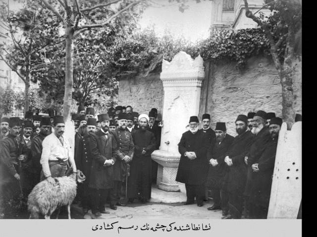 II. Abdülhamid, Osmanlı İmparatorluğu'nun 34. padişahı ve 113. İslam halifesidir. Bunalımlı bir dönemde tahta çıkan Abdülhamid, Batı'ya karşı dengeci, Doğu'ya karşı İslamcı politikalar izlemiş, ülke içinde mutlakiyeti güçlendirmiştir.Bu dönmede çekilmiş olan çeşmeler fotoğraf albümü İstanbul Tarih farkıyla arşivlerden çıkarılıp sizlere sunulmuştur.