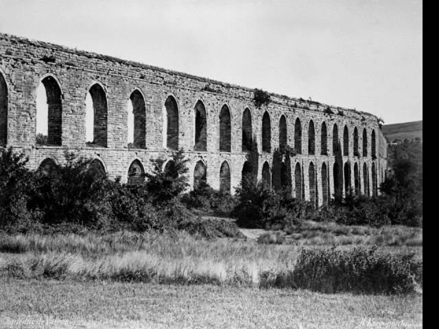 II. Abdülhamid, Osmanlı İmparatorluğu'nun 34. padişahı ve 113. İslam halifesidir. Bunalımlı bir dönemde tahta çıkan Abdülhamid, Batı'ya karşı dengeci, Doğu'ya karşı İslamcı politikalar izlemiş, ülke içinde mutlakiyeti güçlendirmiştir.Bu dönmede çekilmiş olan çeşmeler fotoğraf albümü İstanbul Tarih farkıyla arşivlerden çıkarılıp sizlere sunulmuştur.