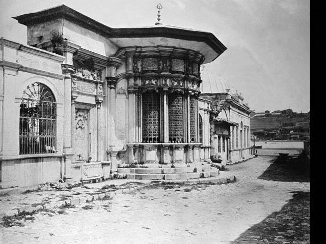 II. Abdülhamid, Osmanlı İmparatorluğu'nun 34. padişahı ve 113. İslam halifesidir. Bunalımlı bir dönemde tahta çıkan Abdülhamid, Batı'ya karşı dengeci, Doğu'ya karşı İslamcı politikalar izlemiş, ülke içinde mutlakiyeti güçlendirmiştir.Bu dönmede çekilmiş olan çeşmeler fotoğraf albümü İstanbul Tarih farkıyla arşivlerden çıkarılıp sizlere sunulmuştur.