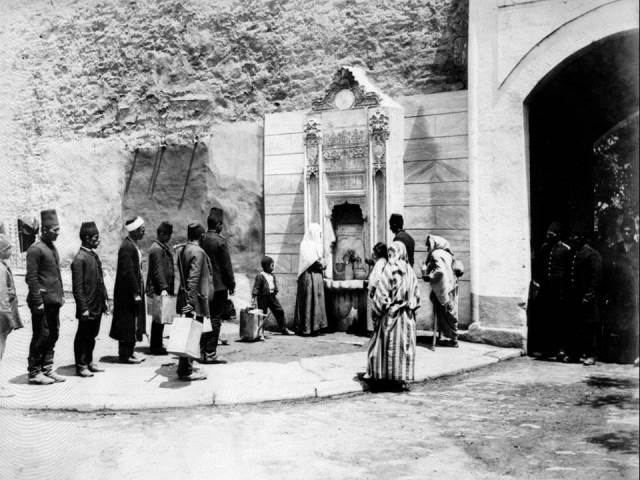 II. Abdülhamid, Osmanlı İmparatorluğu'nun 34. padişahı ve 113. İslam halifesidir. Bunalımlı bir dönemde tahta çıkan Abdülhamid, Batı'ya karşı dengeci, Doğu'ya karşı İslamcı politikalar izlemiş, ülke içinde mutlakiyeti güçlendirmiştir.Bu dönmede çekilmiş olan çeşmeler fotoğraf albümü İstanbul Tarih farkıyla arşivlerden çıkarılıp sizlere sunulmuştur.