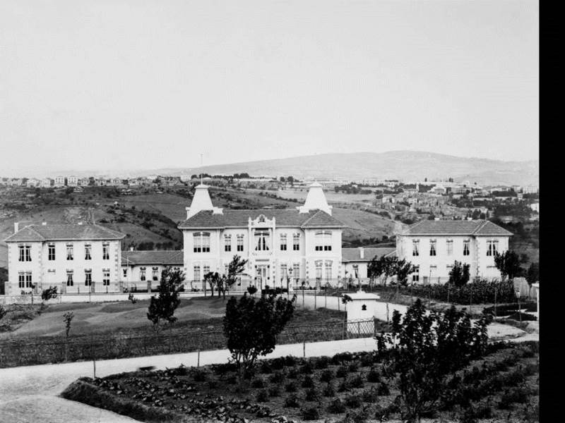 II. Abdülhamid, Osmanlı İmparatorluğu'nun 34. padişahı ve 113. İslam halifesidir. Bunalımlı bir dönemde tahta çıkan Abdülhamid, Batı'ya karşı dengeci, Doğu'ya karşı İslamcı politikalar izlemiş, ülke içinde mutlakiyeti güçlendirmiştir.Bu dönmede çekilmiş olan hastane fotoğraf albümü İstanbul Tarih farkıyla arşivlerden çıkarılıp sizlere sunulmuştur.