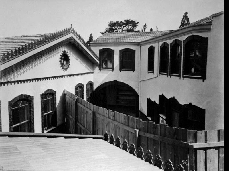 II. Abdülhamid, Osmanlı İmparatorluğu'nun 34. padişahı ve 113. İslam halifesidir. Bunalımlı bir dönemde tahta çıkan Abdülhamid, Batı'ya karşı dengeci, Doğu'ya karşı İslamcı politikalar izlemiş, ülke içinde mutlakiyeti güçlendirmiştir.Bu dönmede çekilmiş olan hastane fotoğraf albümü İstanbul Tarih farkıyla arşivlerden çıkarılıp sizlere sunulmuştur.