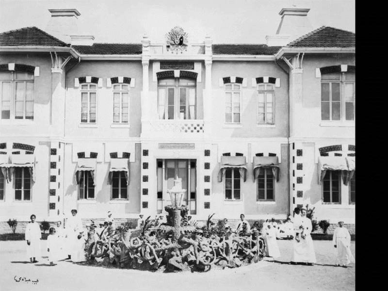 II. Abdülhamid, Osmanlı İmparatorluğu'nun 34. padişahı ve 113. İslam halifesidir. Bunalımlı bir dönemde tahta çıkan Abdülhamid, Batı'ya karşı dengeci, Doğu'ya karşı İslamcı politikalar izlemiş, ülke içinde mutlakiyeti güçlendirmiştir.Bu dönmede çekilmiş olan hastane fotoğraf albümü İstanbul Tarih farkıyla arşivlerden çıkarılıp sizlere sunulmuştur.