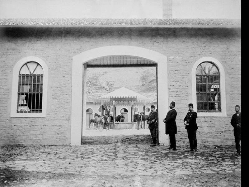 II. Abdülhamid, Osmanlı İmparatorluğu'nun 34. padişahı ve 113. İslam halifesidir. Bunalımlı bir dönemde tahta çıkan Abdülhamid, Batı'ya karşı dengeci, Doğu'ya karşı İslamcı politikalar izlemiş, ülke içinde mutlakiyeti güçlendirmiştir.Bu dönmede çekilmiş olan sosyal yaşamı anlatan fotoğraf albümü İstanbul Tarih farkıyla arşivlerden çıkarılıp sizlere sunulmuştur.
