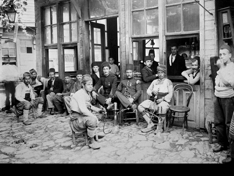 II. Abdülhamid, Osmanlı İmparatorluğu'nun 34. padişahı ve 113. İslam halifesidir. Bunalımlı bir dönemde tahta çıkan Abdülhamid, Batı'ya karşı dengeci, Doğu'ya karşı İslamcı politikalar izlemiş, ülke içinde mutlakiyeti güçlendirmiştir.Bu dönmede çekilmiş olan sosyal yaşamı anlatan fotoğraf albümü İstanbul Tarih farkıyla arşivlerden çıkarılıp sizlere sunulmuştur.