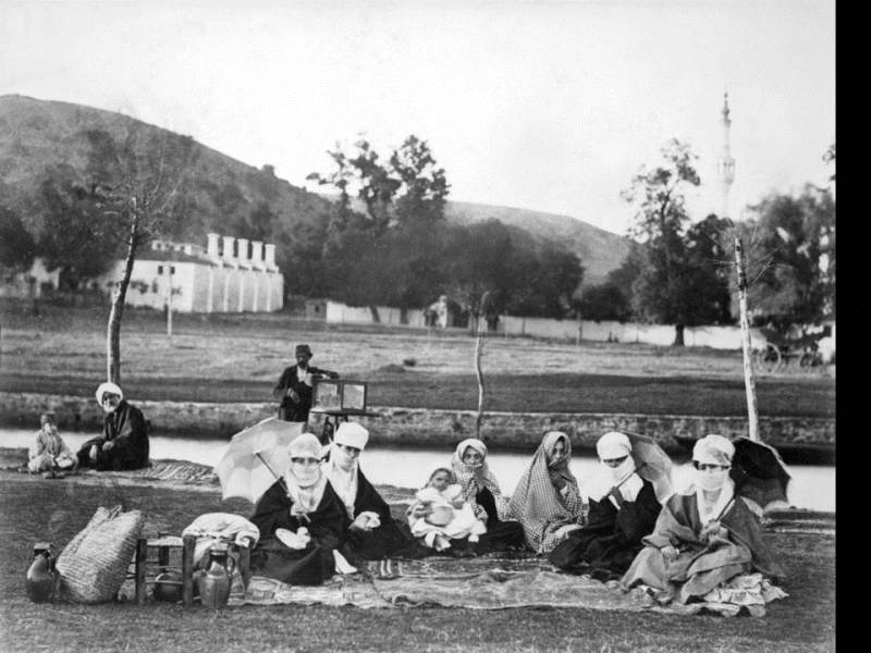 II. Abdülhamid, Osmanlı İmparatorluğu'nun 34. padişahı ve 113. İslam halifesidir. Bunalımlı bir dönemde tahta çıkan Abdülhamid, Batı'ya karşı dengeci, Doğu'ya karşı İslamcı politikalar izlemiş, ülke içinde mutlakiyeti güçlendirmiştir.Bu dönmede çekilmiş olan sosyal yaşamı anlatan fotoğraf albümü İstanbul Tarih farkıyla arşivlerden çıkarılıp sizlere sunulmuştur.