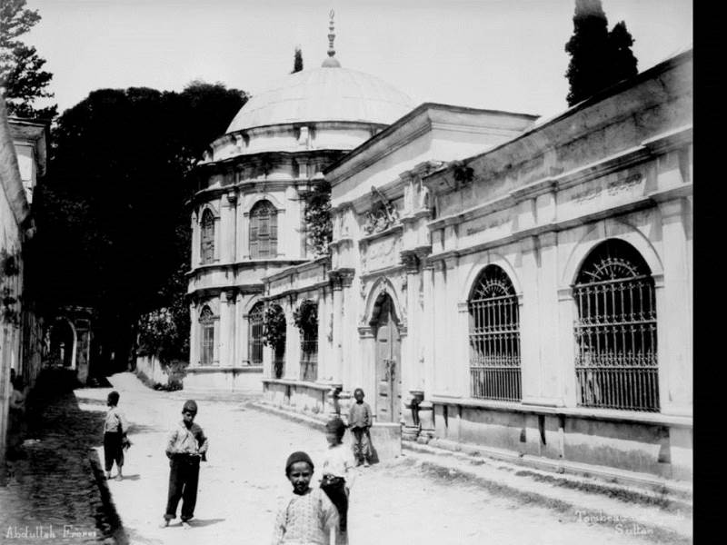 II. Abdülhamid, Osmanlı İmparatorluğu'nun 34. padişahı ve 113. İslam halifesidir. Bunalımlı bir dönemde tahta çıkan Abdülhamid, Batı'ya karşı dengeci, Doğu'ya karşı İslamcı politikalar izlemiş, ülke içinde mutlakiyeti güçlendirmiştir.Bu dönmede çekilmiş olan türbe fotoğraf albümü İstanbul Tarih farkıyla arşivlerden çıkarılıp sizlere sunulmuştur.