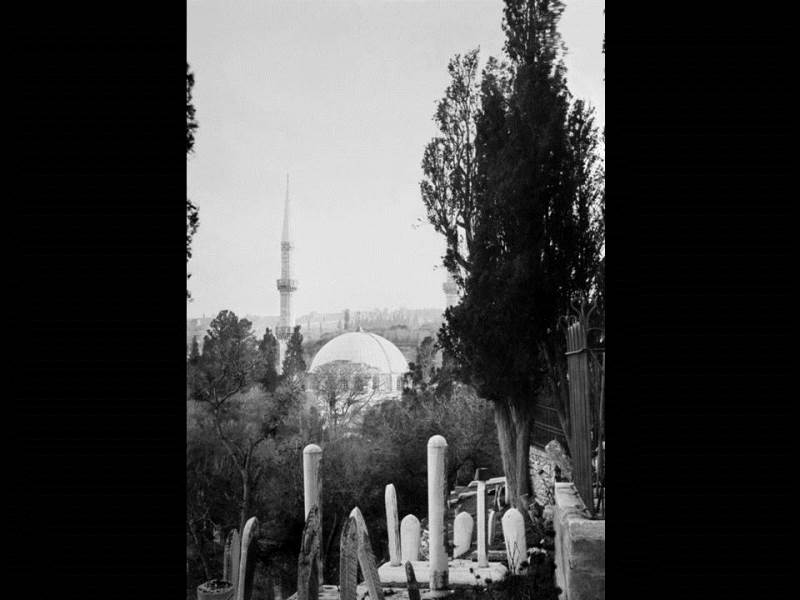 II. Abdülhamid, Osmanlı İmparatorluğu'nun 34. padişahı ve 113. İslam halifesidir. Bunalımlı bir dönemde tahta çıkan Abdülhamid, Batı'ya karşı dengeci, Doğu'ya karşı İslamcı politikalar izlemiş, ülke içinde mutlakiyeti güçlendirmiştir.Bu dönmede çekilmiş olan türbe fotoğraf albümü İstanbul Tarih farkıyla arşivlerden çıkarılıp sizlere sunulmuştur.