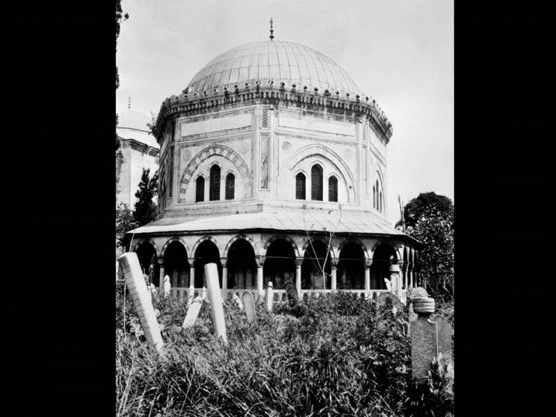 II. Abdülhamid, Osmanlı İmparatorluğu'nun 34. padişahı ve 113. İslam halifesidir. Bunalımlı bir dönemde tahta çıkan Abdülhamid, Batı'ya karşı dengeci, Doğu'ya karşı İslamcı politikalar izlemiş, ülke içinde mutlakiyeti güçlendirmiştir.Bu dönmede çekilmiş olan türbe fotoğraf albümü İstanbul Tarih farkıyla arşivlerden çıkarılıp sizlere sunulmuştur.