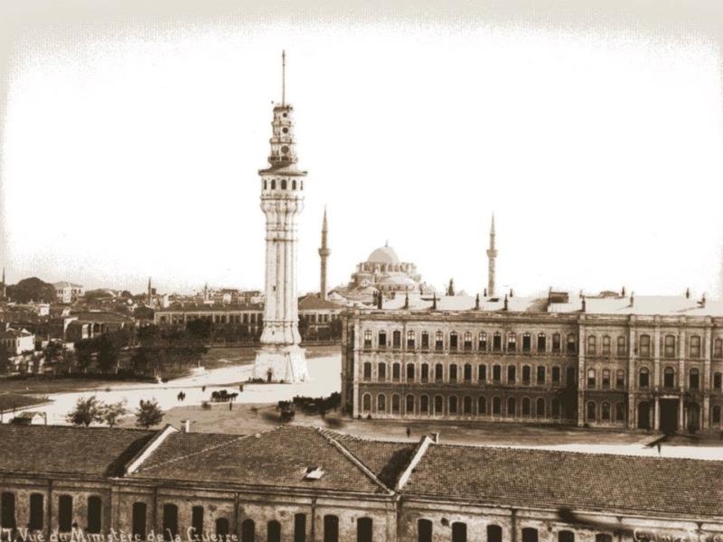 Beyazıd Meydanı, yedi tepeli İstanbul’un üçüncü tepesi üzerine kurulmuş. Veznecilere, Direklerarasına sırtını dönmüş, etrafında yıkık-yapma yapılarla yolları tıkanmış. Beyazıd Külliyesi, Eski Saray, Harbiye Nezareti, İstanbul Üniversitesi, sağ-sol çatışmaları ile bir dönem adını lekeletse de tarihte önemli bir yaprak olarak zihinlerde.