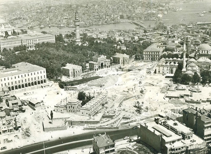Beyazıd Meydanı, yedi tepeli İstanbul’un üçüncü tepesi üzerine kurulmuş. Veznecilere, Direklerarasına sırtını dönmüş, etrafında yıkık-yapma yapılarla yolları tıkanmış. Beyazıd Külliyesi, Eski Saray, Harbiye Nezareti, İstanbul Üniversitesi, sağ-sol çatışmaları ile bir dönem adını lekeletse de tarihte önemli bir yaprak olarak zihinlerde.