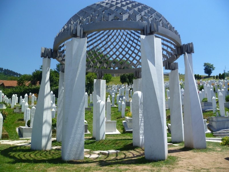 Balkan tarihinin son zamanlarına iz bırakmış büyük bir şahsiyet olan Aliya İzzetbegoviç Bosna Hersekin unutulmaz lideridir. 8 Ağustos 1925 doğumlu olan Bilge Kral 19 Ekim 2003 tarihinde hayatını kaybetti.

