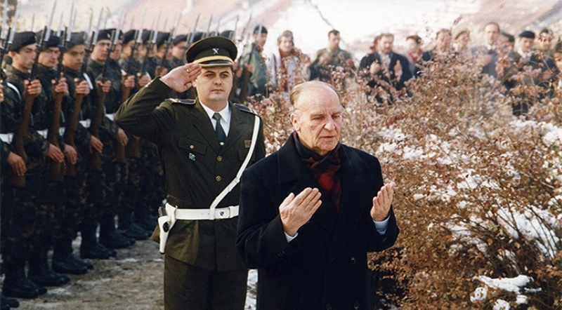 Nefrete nefretle cevap vermeyin. Bosna için nefret çıkmaz sokaktır. Nefret sadece bizim ruhlarımızı zedelemiyor, Bosna'nın özünü de zedeliyor.