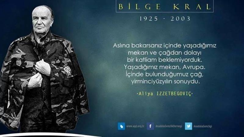 Balkan tarihinin son zamanlarına iz bırakmış büyük bir şahsiyet olan Aliya İzzetbegoviç Bosna Hersekin unutulmaz lideridir. 8 Ağustos 1925 doğumlu olan Bilge Kral 19 Ekim 2003 tarihinde hayatını kaybetti.
