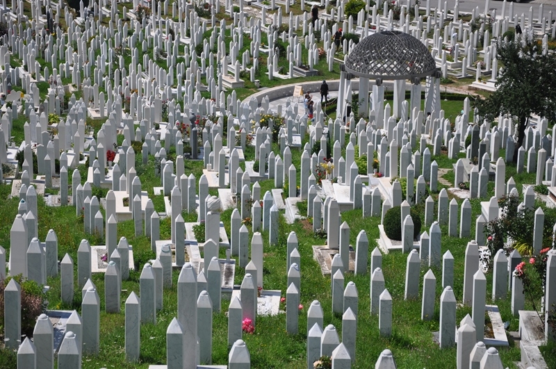 Balkan tarihinin son zamanlarına iz bırakmış büyük bir şahsiyet olan Aliya İzzetbegoviç Bosna Hersekin unutulmaz lideridir. 8 Ağustos 1925 doğumlu olan Bilge Kral 19 Ekim 2003 tarihinde hayatını kaybetti.
