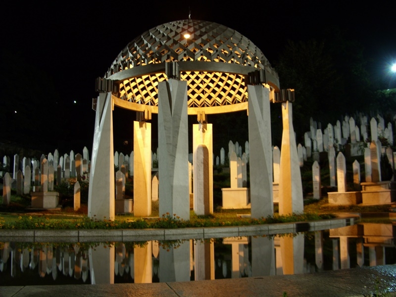 Balkan tarihinin son zamanlarına iz bırakmış büyük bir şahsiyet olan Aliya İzzetbegoviç Bosna Hersekin unutulmaz lideridir. 8 Ağustos 1925 doğumlu olan Bilge Kral 19 Ekim 2003 tarihinde hayatını kaybetti.
