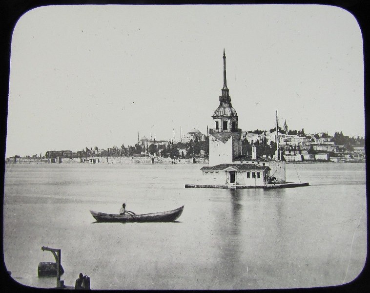 İstanbul boğazının girişine yapılan Kız kulesi, muhteşem görüntüsü ile boğazın incisidir. Mö. 341 yılında yapıldığı düşünülmektedir. 