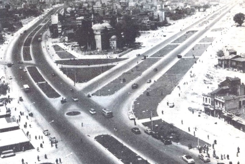 İstanbul’un Fatih ilçesinde yer alan Vatan Caddesi’nin asıl adı, Adnan Menderes Bulvarı’dır.  Aksaray Meydanı'nda, Valide Sultan Camii ile Topkapı surları arasında, eski Bayrampaşa Deresi vadisi boyunca kuzeybatı-güneydoğu yönünde doğrusal olarak uzanan bir caddedir. 1956-1957 yılları arasında dönemin başbakanı olan Adnan Menderes tarafından, İstanbul’un imar düzenlemeleri kapsamında yapıldı.