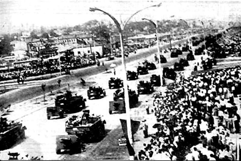 İstanbul’un Fatih ilçesinde yer alan Vatan Caddesi’nin asıl adı, Adnan Menderes Bulvarı’dır.  Aksaray Meydanı'nda, Valide Sultan Camii ile Topkapı surları arasında, eski Bayrampaşa Deresi vadisi boyunca kuzeybatı-güneydoğu yönünde doğrusal olarak uzanan bir caddedir. 1956-1957 yılları arasında dönemin başbakanı olan Adnan Menderes tarafından, İstanbul’un imar düzenlemeleri kapsamında yapıldı.