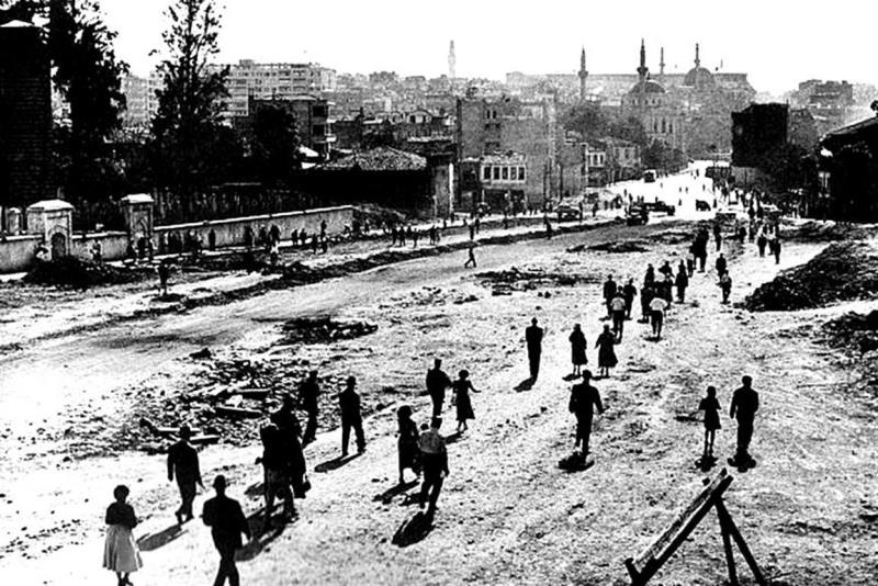 İstanbul’un Fatih ilçesinde yer alan Vatan Caddesi’nin asıl adı, Adnan Menderes Bulvarı’dır.  Aksaray Meydanı'nda, Valide Sultan Camii ile Topkapı surları arasında, eski Bayrampaşa Deresi vadisi boyunca kuzeybatı-güneydoğu yönünde doğrusal olarak uzanan bir caddedir. 1956-1957 yılları arasında dönemin başbakanı olan Adnan Menderes tarafından, İstanbul’un imar düzenlemeleri kapsamında yapıldı.