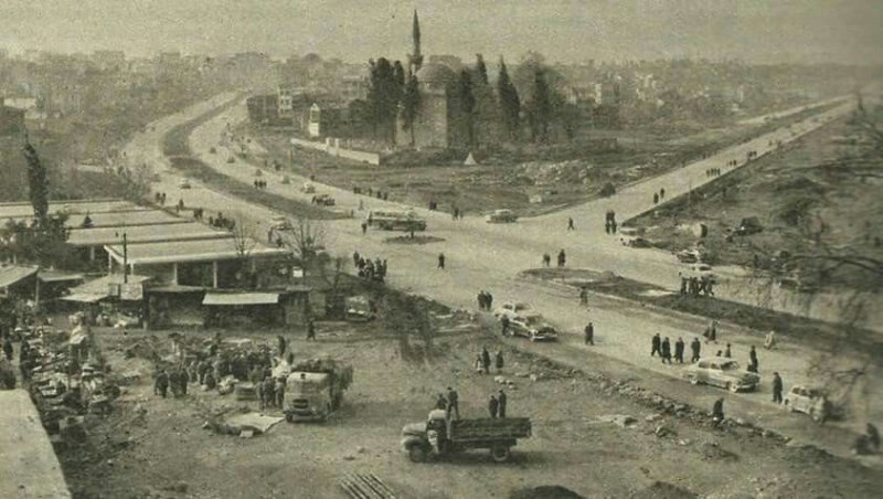 İstanbul’un Fatih ilçesinde yer alan Vatan Caddesi’nin asıl adı, Adnan Menderes Bulvarı’dır.  Aksaray Meydanı'nda, Valide Sultan Camii ile Topkapı surları arasında, eski Bayrampaşa Deresi vadisi boyunca kuzeybatı-güneydoğu yönünde doğrusal olarak uzanan bir caddedir. 1956-1957 yılları arasında dönemin başbakanı olan Adnan Menderes tarafından, İstanbul’un imar düzenlemeleri kapsamında yapıldı.