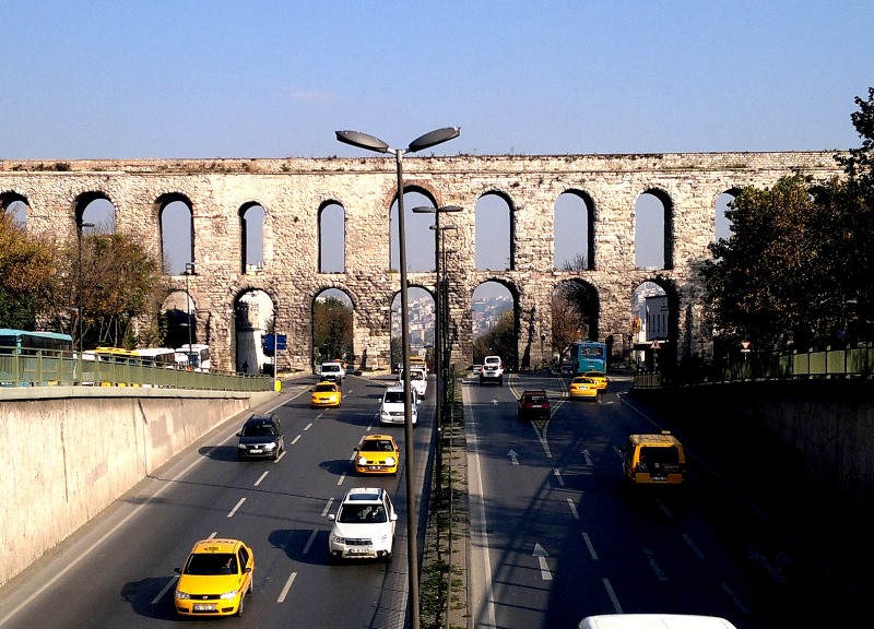 Birinci sıranın kemer ve ayakları kesme taş ikinci sıra ise moloz taşlardan meydana gelmiştir. 